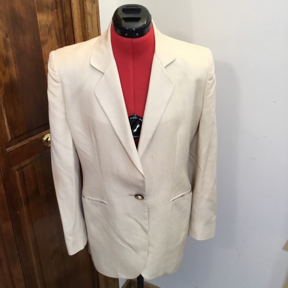 St John elegant cream blazer, size 4, silk, thick padding, ornate buttons